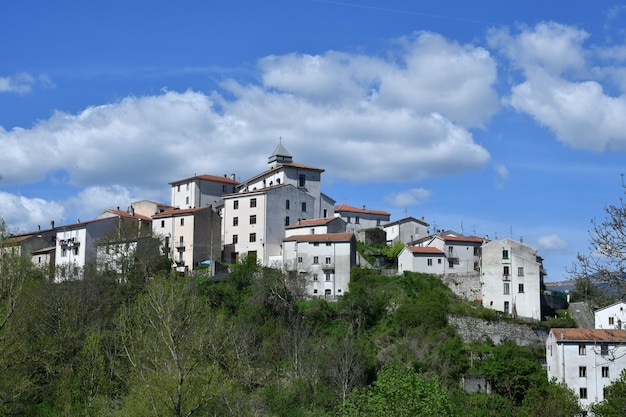 Panorama van Borgotufi, een oud gerestaureerd landelijk dorp in het centrum van Molise, Italië