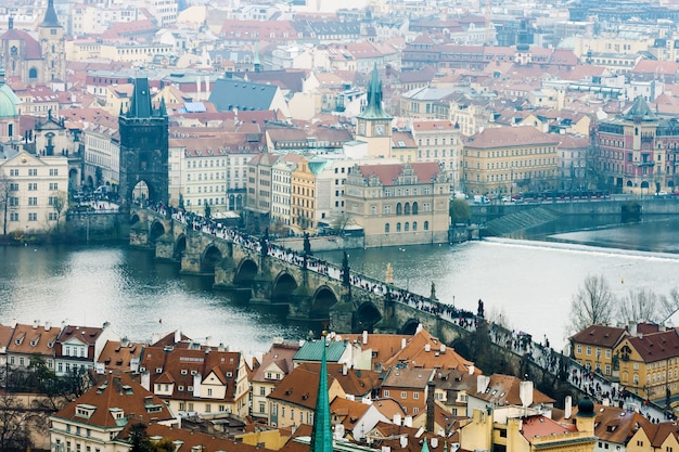 Panorama van charles bridge van bovenaf op regenachtige dag