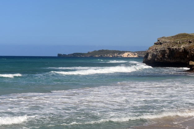 Foto panorama van de atlantische kust. dominicaanse republiek