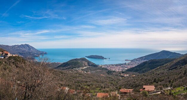 Panorama van de baai en de stad budva