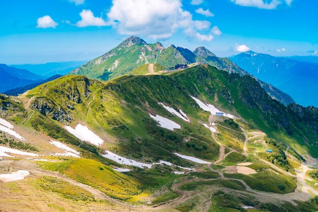 Panorama van de bergen Panoramisch uitzicht op Kaukasische bergen met wolken onder blauwe bewolkte hemel