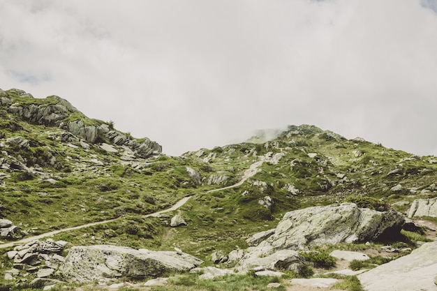 Panorama van de bergenscène, wandeling door de grote Aletsch-gletsjer, route Aletsch Panoramaweg in nationaal park Zwitserland, Europa. Zomerlandschap, zonneschijn, blauwe lucht en zonnige dag