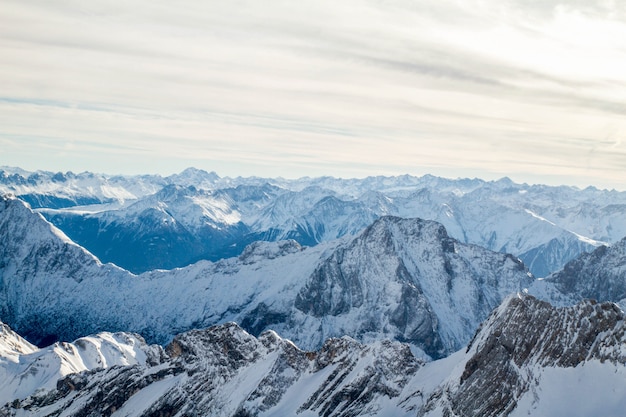 panorama van de besneeuwde Alpen vanuit het skigebied