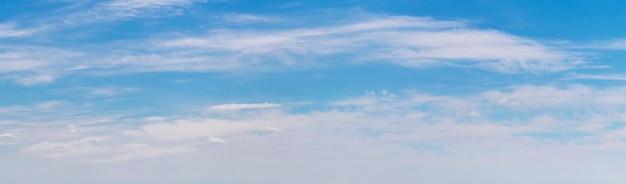 Panorama van de blauwe lucht met witte wolken op een rij