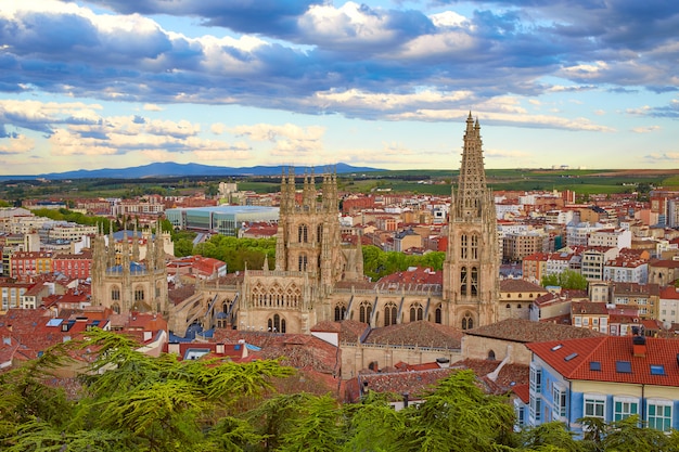 Panorama van de de meningshorizon van Burgos de lucht met Kathedraal