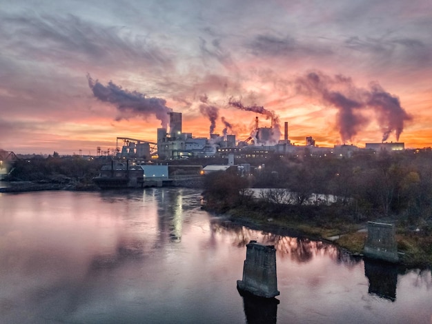 Panorama van de fabriek tegen de hemel