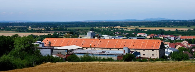 Foto panorama van de historische barokke graanschuur in holic slowakije