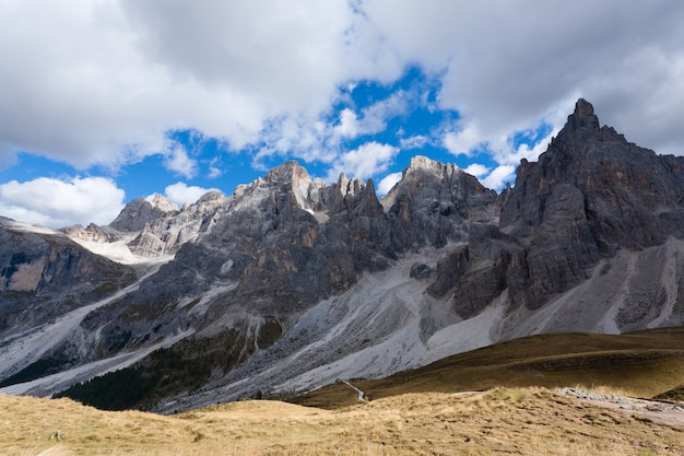 Panorama van de Italiaanse Alpen van de mening van de Dolomieten van San Martino di Castrozza