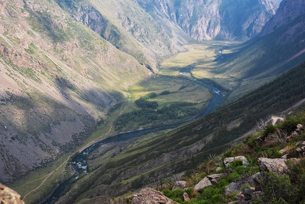 Panorama van de katu yaryk-bergpas en de vallei van de rivier van chulyshman altai republic ru
