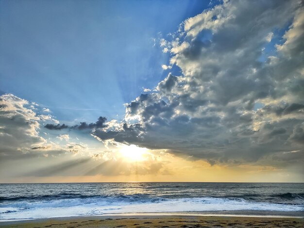 Panorama van de kust prachtige zonsondergang over de zee uitzicht vanaf de kust