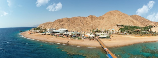 Panorama van de kust van Eilat aan de rode zee, Israël