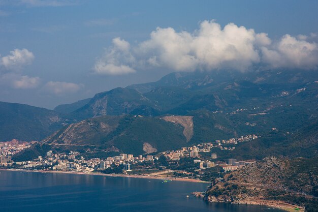 Panorama van de kustlijn van de riviera van Budva