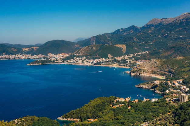 Panorama van de kustlijn van de riviera van Budva