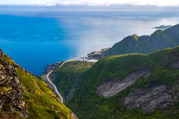 panorama van de lofoten-eilanden in noorwegen vanaf de beroemde top van reinebringen uitdagend traplopen