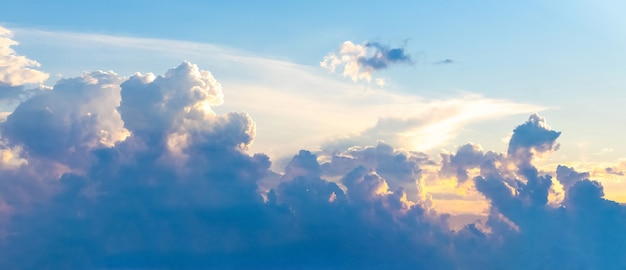 Panorama van de lucht met pittoreske krullende wolken tijdens zonsondergang