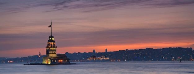 Panorama van de maagdentoren in istanbul