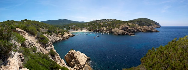 Panorama van de mediterrane kustlijn Spanje van Ibiza