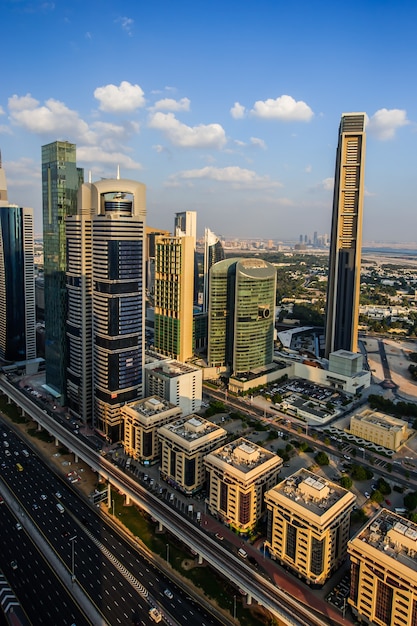 Panorama van de moderne stad van de binnenstad van Dubai 's nachts