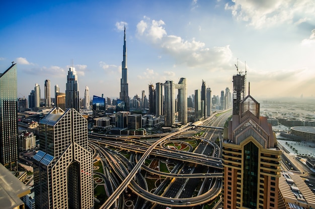 Panorama van de moderne stad van de binnenstad van Dubai 's nachts