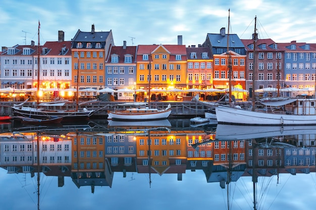 Panorama van de noordkant van nyhavn met kleurrijke gevels van oude huizen en oude schepen in de oude stad o