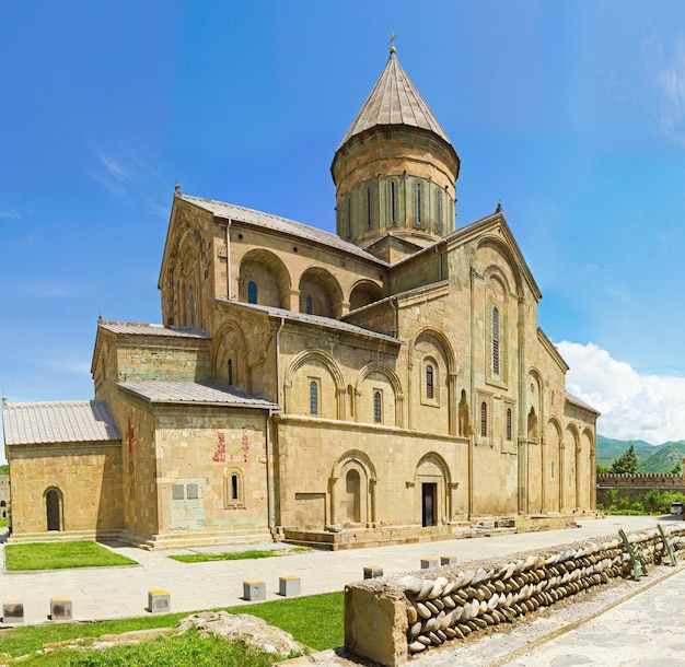 Panorama van de oude orthodoxe kathedraal in mtskheta bij tbilisi, het beroemdste symbool van het christendom, georgië