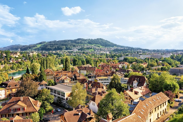 Panorama van de oude stad en de rivier de Aare in Bern, Zwitserland. Gezien vanaf Bundesterrasse