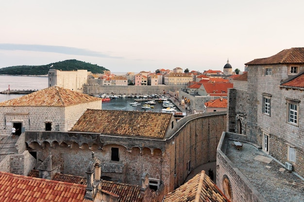 Panorama van de oude stad, van Dubrovnik met rode dakpan, Kroatië.