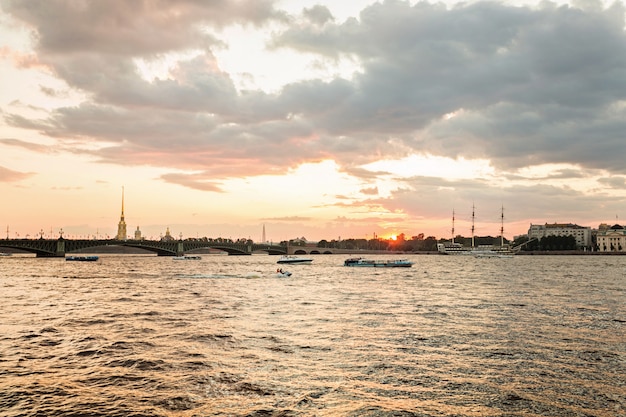 Panorama van de Peter en Paul-vesting in Sint-Petersburg van de rivier de Neva op zonsondergang