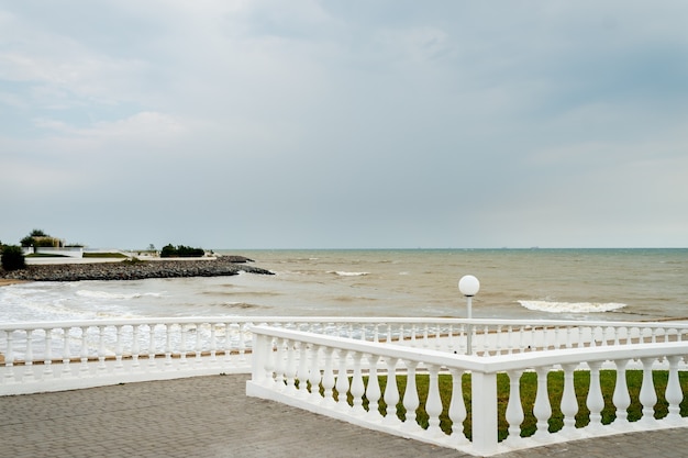 Panorama van de promenade met een borstwering op een zonnige dag aan zee.