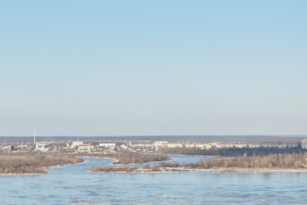 panorama van de rivier de Wolga in het voorjaar