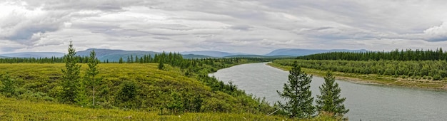 Panorama van de rivier in het natuurpark op Taimyr