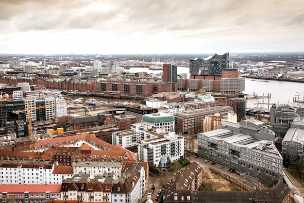 Panorama van de rivier van Hamburg en Elbe op humeurige dag