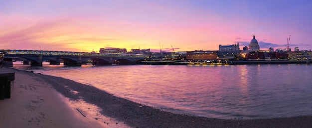 Panorama van de rivier van Theems op een zonsondergang in Londen, het UK