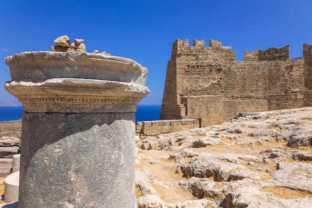 Foto panorama van de ruïnes van de oude stad lindos op het kleurrijke eiland rhodos griekenland beroemde toeristische attractie oude tempel griekse architectuur