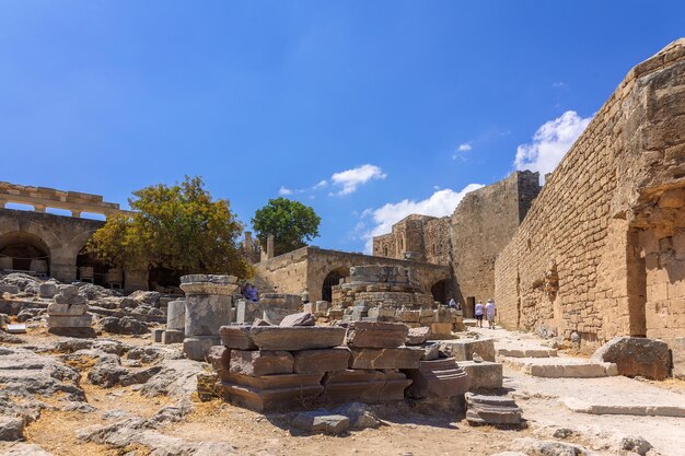 Panorama van de ruïnes van de oude stad Lindos op het kleurrijke eiland Rhodos Griekenland Beroemde toeristische attractie Oude tempel Griekse architectuur