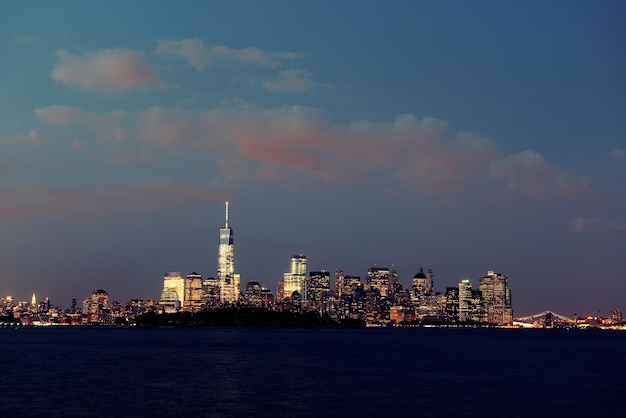 Panorama van de skyline van de binnenstad van New York City op het blauwe uur