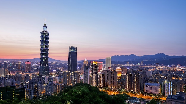 Panorama van de skyline van het centrum van de stad Taipei bij schemering in Taipei, Taiwan