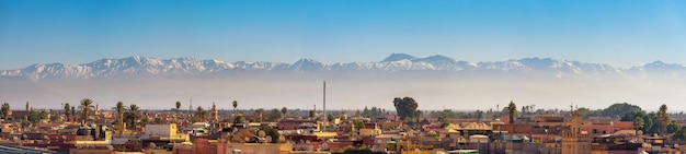 Panorama van de skyline van Marrakech met het Atlasgebergte op de achtergrond