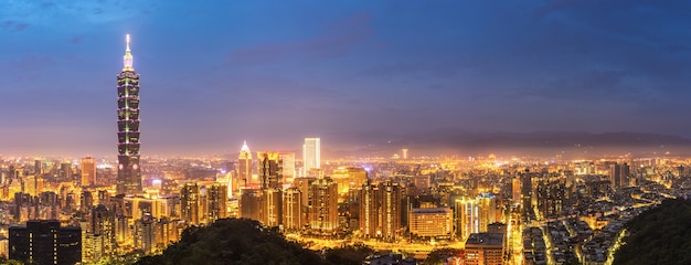 Panorama van de skyline van Taipei