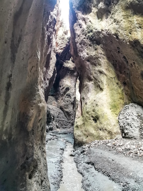 Panorama van de smalle berg Karadakh-kloof met zonlicht in Dagestan, Rusland juni 2021