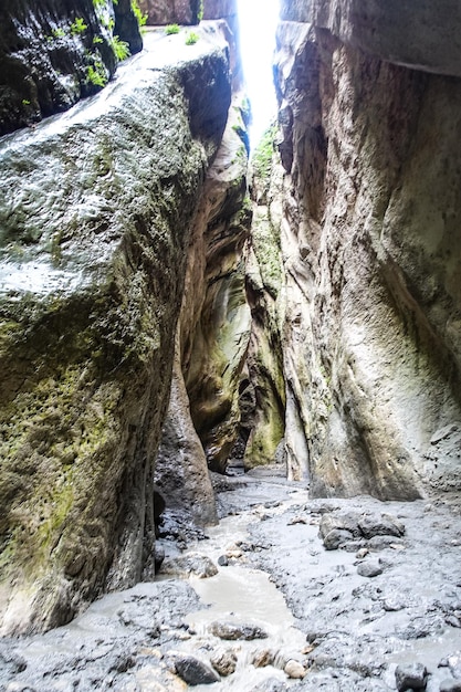 Panorama van de smalle berg Karadakh-kloof met zonlicht in Dagestan, Rusland juni 2021