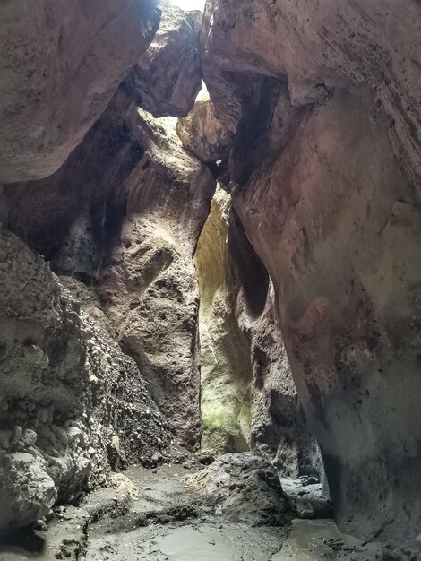 Panorama van de smalle berg Karadakh-kloof met zonlicht in Dagestan, Rusland juni 2021