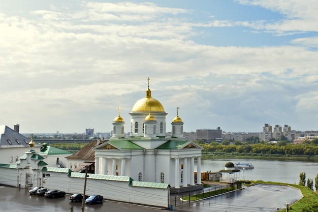 Panorama van de stad Nizjni Novgorod bij mooi weer