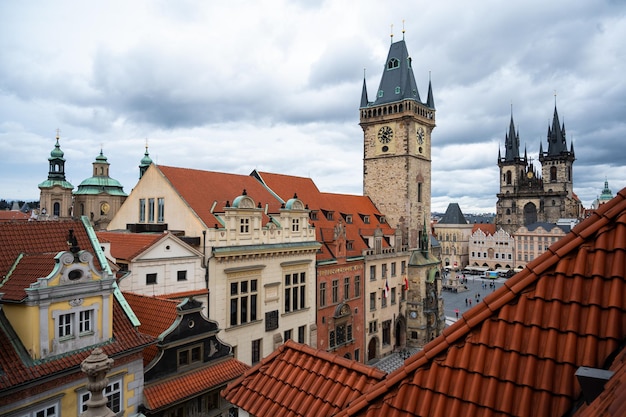 Panorama van de stad Praag met middeleeuwse oude architectuur, kathedralen, gotische torens en torenspitsen