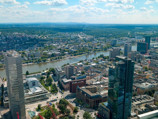 Panorama van de stad tegen de hemel in Frankfurt am Main. Duitsland