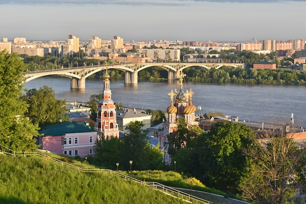 Panorama van de waterkant van Nizjni Novgorod