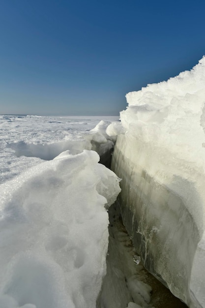 Panorama van de Wolga in de winter op een heldere dag
