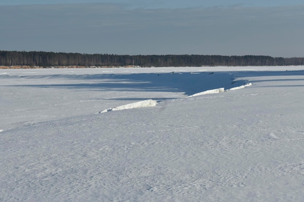 Panorama van de wolga in de winter op een heldere dag