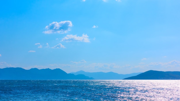 Panorama van de zee met eilanden op zonnige zomerdag