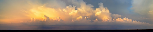 Foto panorama van dramatische levendige kleuren met een wolk van zonsopgang